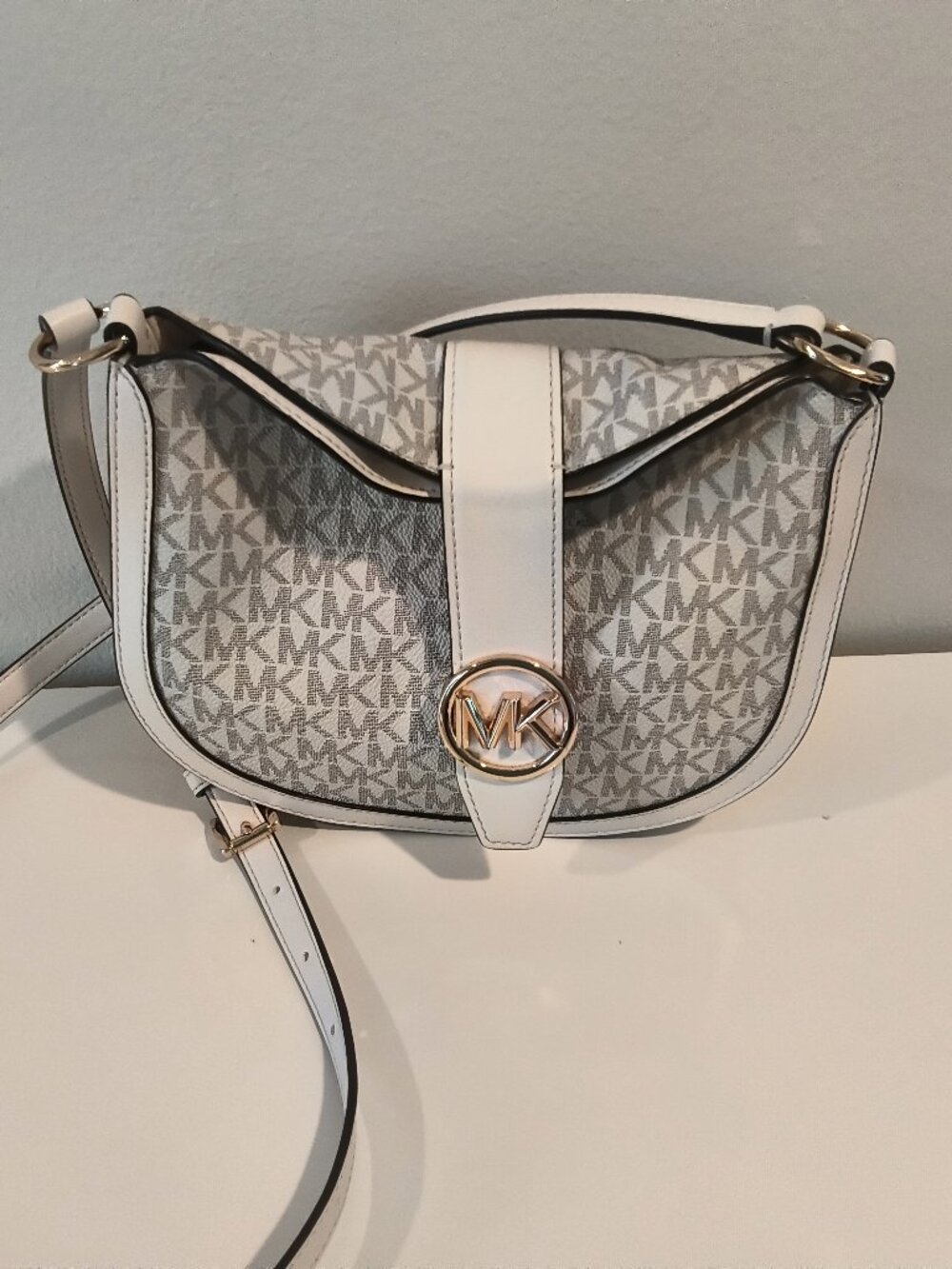 Michael Kors  Small cross body Bag in light cream  featuring gold-tone hardware